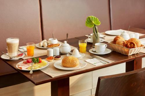 H+ Hotel München - image 10