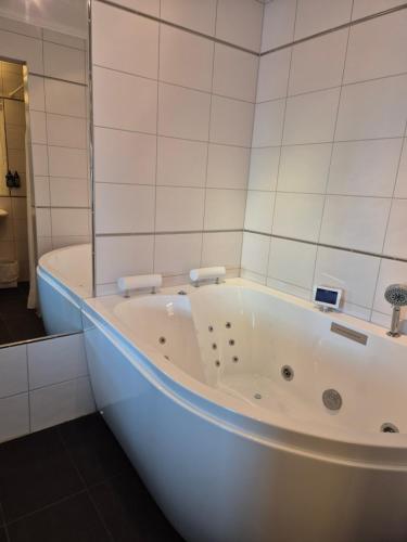 อ่างแช่น้ำร้อน, Tallbergsgardens Hotell in เท็ลล์แบร์ย