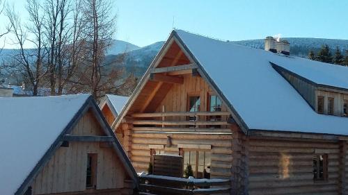 Chaty Świerkowe Wzgórze - tylko domki typu superior z prywatną sauną balią kominkiem oraz ogrodzonym prywatnym terenem z grillem, domki bez sauny na wspólnym terenie - Chalet - Karpacz - Kopa