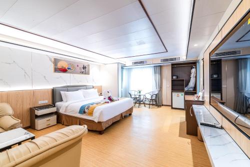 room detail thumbnail 1