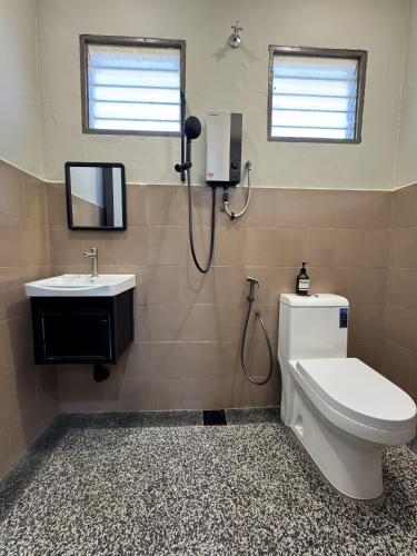 Bathroom, Runa Homestay Jasin - Cozy 3BR with AC & Netflix  in Jasin