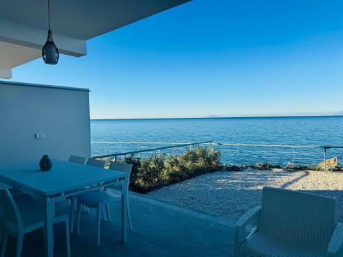 A környék, Sulle onde del mare in Brolo