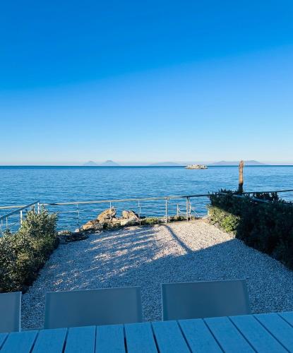 A környék, Sulle onde del mare in Brolo