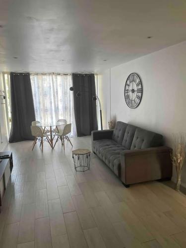 Appartement confortable aux Abymes, 50 m², 3 chambres in เลซาบีเมส