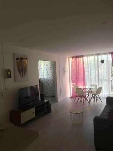 Appartement confortable aux Abymes, 50 m², 3 chambres in เลซาบีเมส