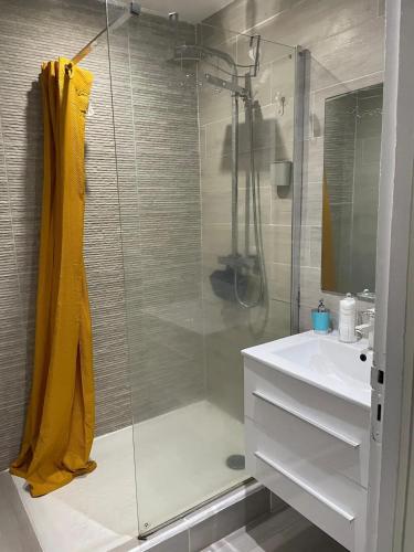 Appartement confortable aux Abymes, 50 m², 3 chambres in เลซาบีเมส