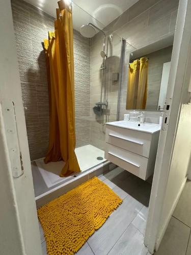Appartement confortable aux Abymes, 50 m², 3 chambres in เลซาบีเมส
