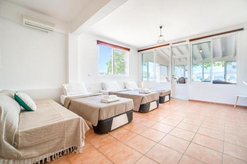 3 twin beds, 4 sofa beds