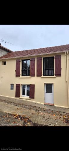 Фасада на хотела, Le Perchoir " Une nuit suspendu dans le temps" in Шеси