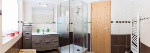 Ferienwohnung in schöner Bergkulisse mit zwei Balkonen, sowie einem Spielplatz im Garten in Lappach