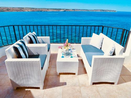 Seafront Apart Sun Terrace, Loungers & Panoramic Ocean views
