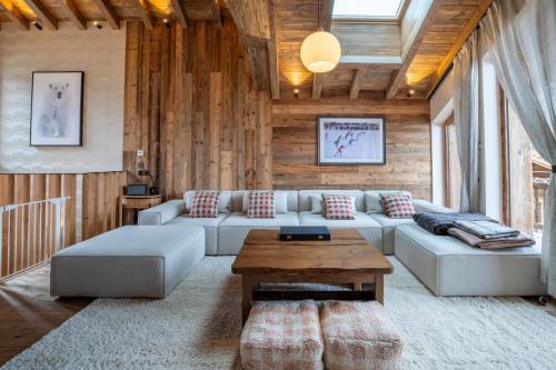 Chalet Yolo with Pool and Spa in La Gittaz