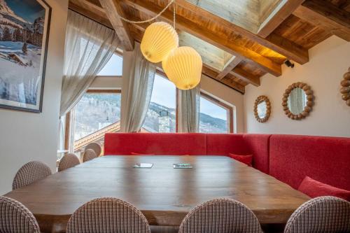 Chalet Yolo with Pool and Spa in La Gittaz