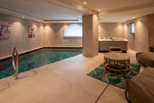 Chalet Yolo with Pool and Spa in La Gittaz