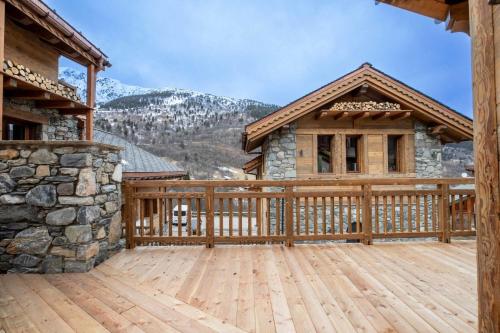 Chalet Yolo with Pool and Spa in La Gittaz