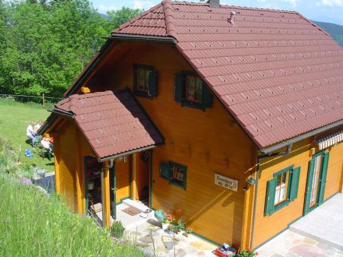 Ferienhaus in luftiger Höhenlage mit tollem Ausblick von der Terrasse auf den See im Tal in Sankt Urban