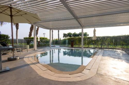 Swimming pool, Bluewaters 2B Iconic Ain Dubai and Sea View in Bluewaters Island