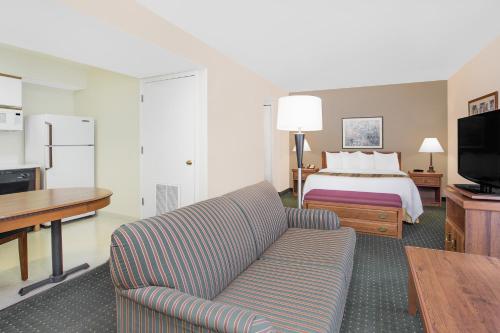 1 queen bed, 1 sofa bed