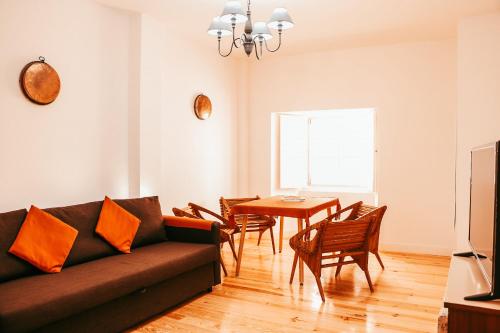 2 twin beds, 1 sofa bed