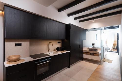 1BR Backyard Jacuzzi Retreat Near Acropolis - image 5