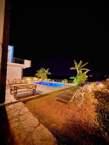 Villa with a full private pool in Meselik