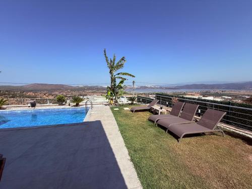Villa with a full private pool in Meselik