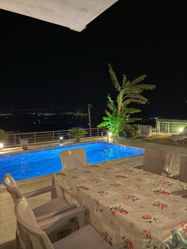 Villa with a full private pool in Meselik