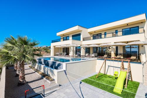 4 bedrooms, 5 beds
