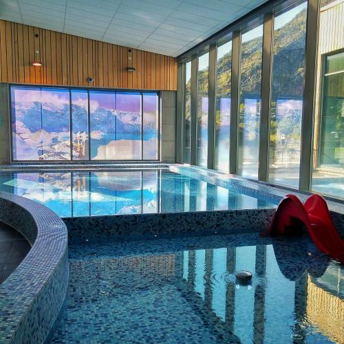 Stunning Lakefront Apartment with Panoramic Views in Hafslo