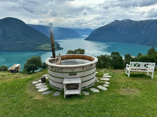 Stunning Lakefront Apartment with Panoramic Views in Hafslo