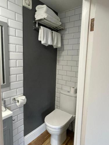 Skyline Guesthouse - image 12