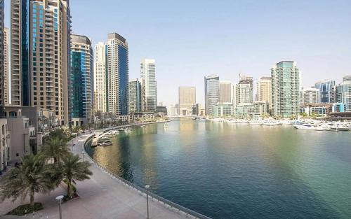 Chic waterfront 1 bedroom apartment walk to beach promenade metro - main image