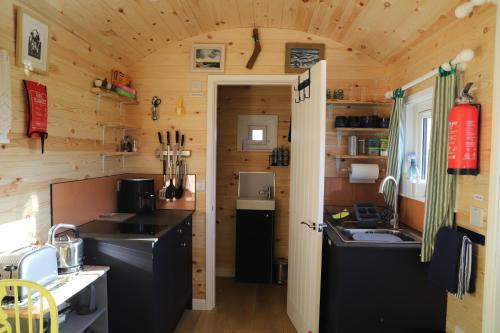 кухня, Burnside of Ae Glamping Shepherd's Hut in Коллін