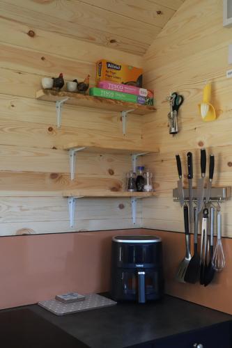 кухня, Burnside of Ae Glamping Shepherd's Hut in Коллін