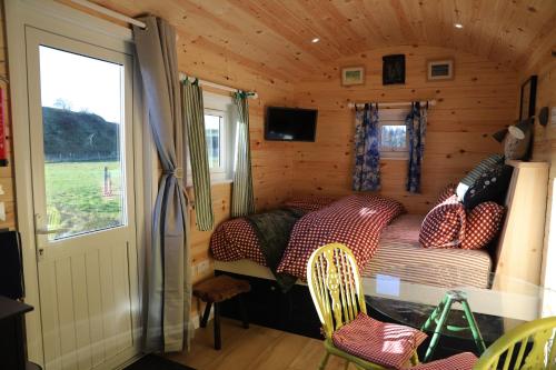 Burnside of Ae Glamping Shepherd's Hut in Коллін