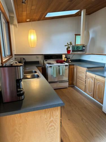 廚房, Ocean Vista In the Woods on Saltspring Island in 盬泉島 (BC)