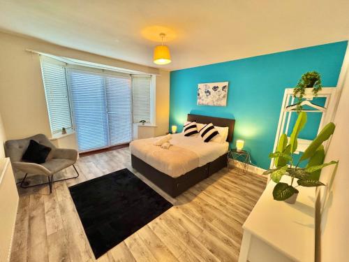 Three Bedroom Apartment with Garden and Parking - 2 Mins Walk to The Beach - Opposite BIC