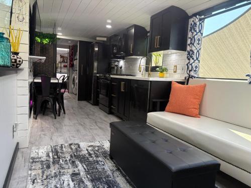 Pet Friendly, Unique tour bus conversion, The Jitney in Clermont, USA