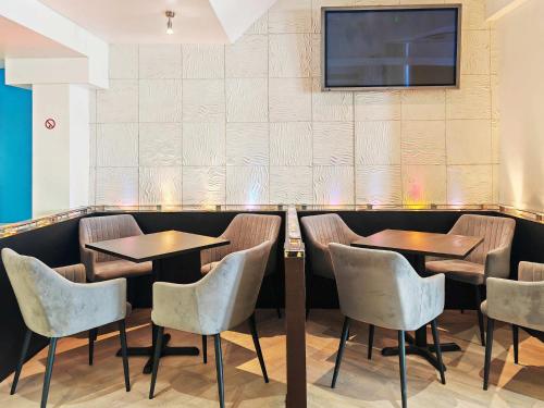 Shared lounge/TV area, Town Lodge in Newquay Harbor