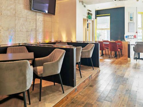 Shared lounge/TV area, Town Lodge in Newquay Harbor