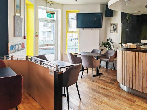 Shared lounge/TV area, Town Lodge in Newquay Harbor