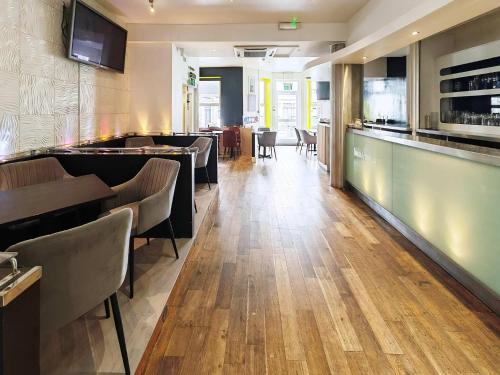 Shared lounge/TV area, Town Lodge in Newquay Harbor