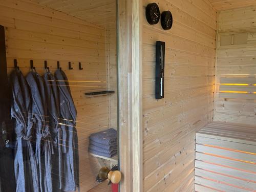 Sauna, Landbahnhof Buschhof 1 OG, mit Gartensauna in Schwarz
