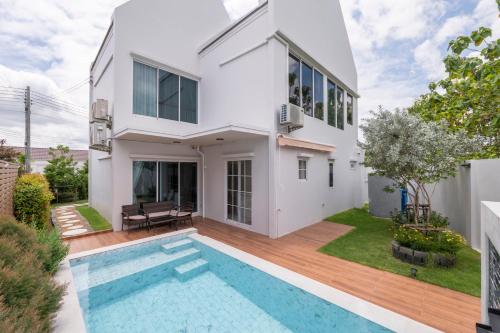 Private Courtyard Villa in Saraburi