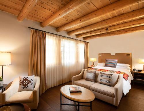 1 king bed, 1 sofa bed
