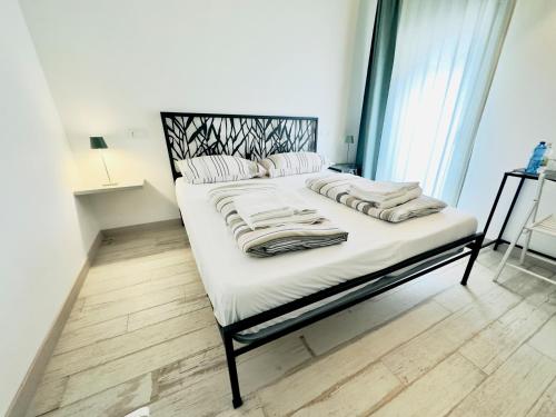 1 queen bed, 1 sofa bed