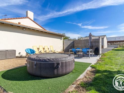 Gîte Lys-Haut-Layon, 3 pièces, 4 personnes - FR-1-622-20 (Gite de charme 4 pers avec spa privatif, terrasse, et equipements complets au cœur d'un village viti) in Nueil-sur-Layon