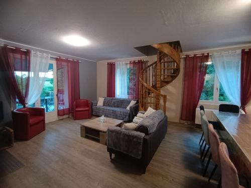 . Gîte spacieux avec salle de jeux, tennis et cheminée, idéal pour familles et amis jusqu'à 15 pers. - FR-1-410-223