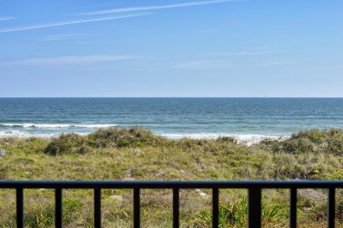 Sunny Side Up! - Direct OCEANFRONT Condo - End Unit - Crescent Beach, Saint Augustine Florida – khách sạn tại Crescent Beach