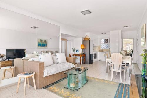 Darling Point Apartment with Harbour Bridge Views - image 6